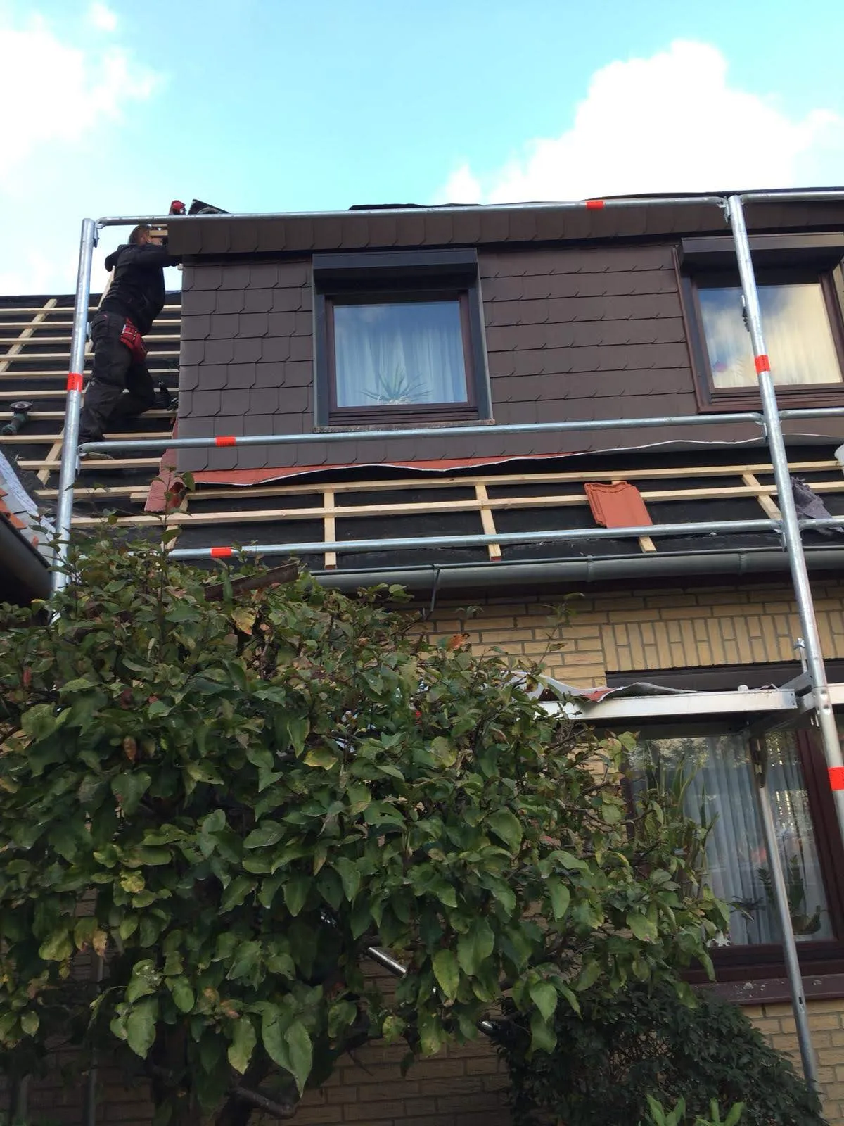 Dachsanierung mit Holzkonstruktion und Dachfenstern