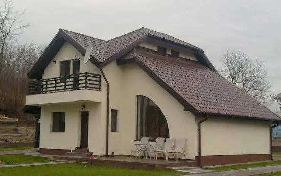 Einfamilienhaus mit fertig eingedecktem Dach aus Tondachziegeln