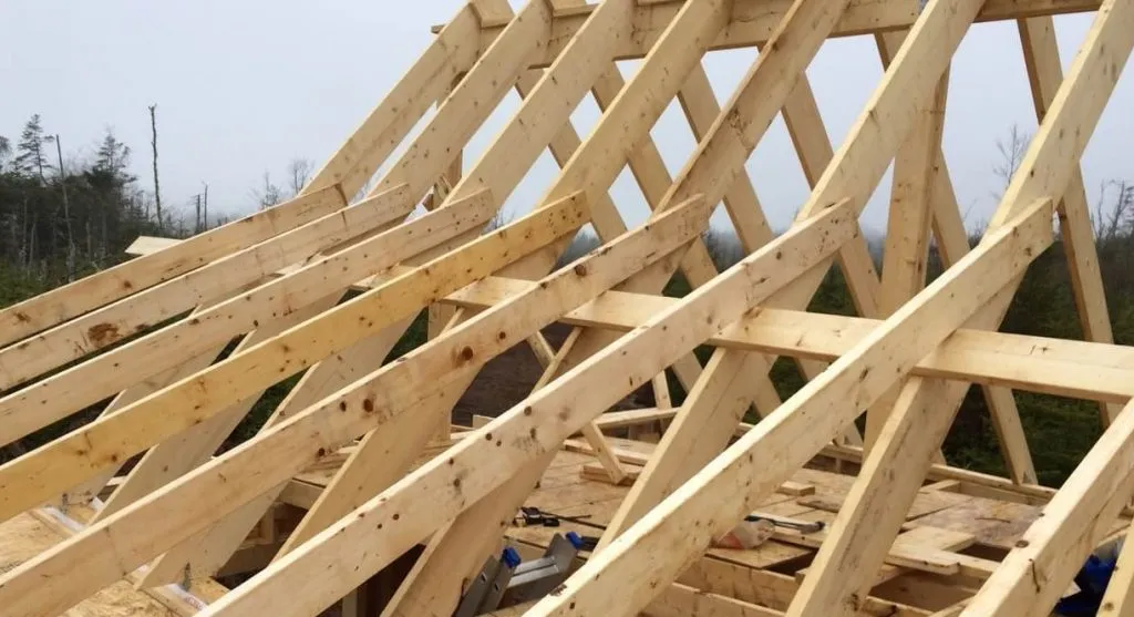 Dachstuhl aus Holz im Bau
