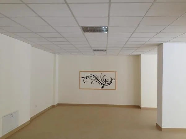Fertig ausgebauter Innenraum mit abgehängter Rasterdecke